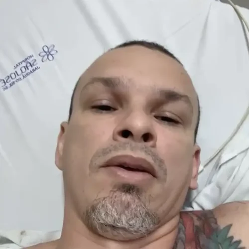 Imagens fortíssimas: Jornalista amazonense Fausto Cecílio é esfaqueado ao tentar defender esposa e filho de 1 ano em Santa Catarina