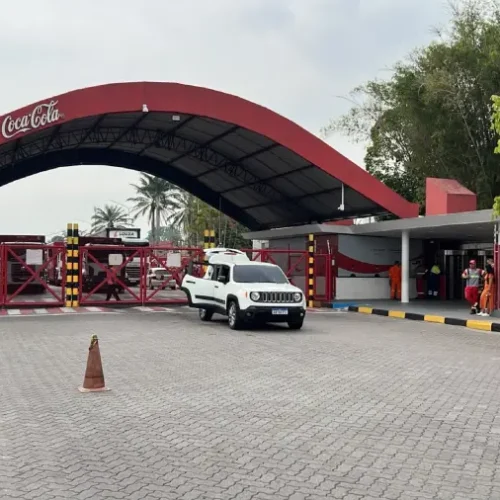 Funcionários da Coca-Cola paralisam atividades e cobram melhores condições de trabalho em Manaus
