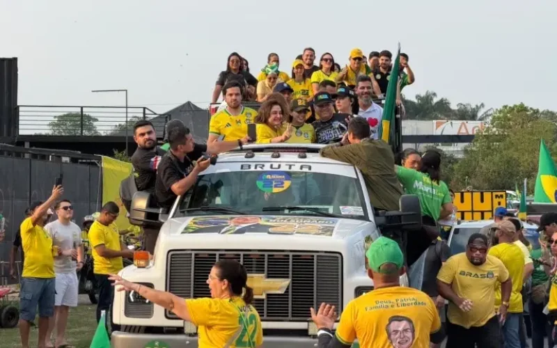 Megacarreata reúne apoiadores da professora Maria do Carmo e de Flávio Bolsonaro em Manaus