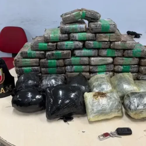 ROCAM apreende 39 tabletes de maconha e 10 pacotes de pasta base de cocaína em carro no Mauazinho