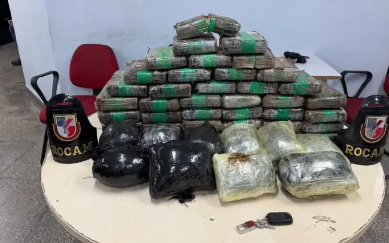 ROCAM apreende 39 tabletes de maconha e 10 pacotes de pasta base de cocaína em carro no Mauazinho