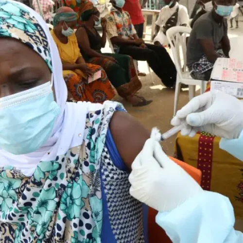 Surto de ebola em países africanos deixa pelo menos 131 mortos