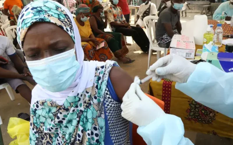Surto de ebola em países africanos deixa pelo menos 131 mortos