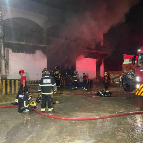 Incêndio de grandes proporções atinge galpão de reciclagem no Lago Azul em Manaus