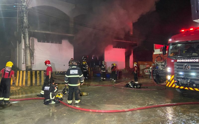 Incêndio de grandes proporções atinge galpão de reciclagem no Lago Azul em Manaus