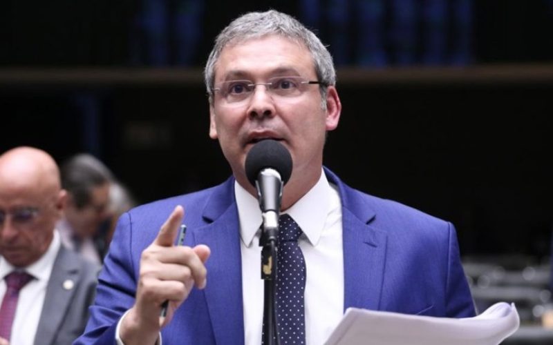 Lindbergh pede ao STF inclusão de Jair e Flávio Bolsonaro em investigação sobre filme Dark Horse