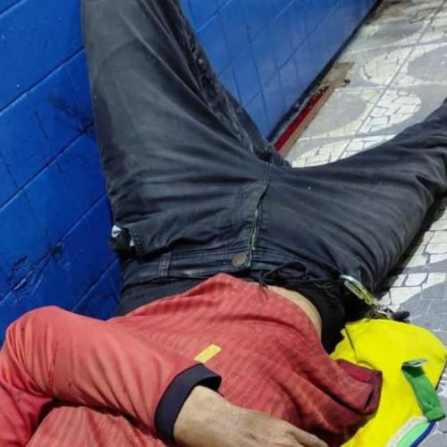 Moradores encontram homem agonizando em rua deserta ao ser esfaqueado no Amazonas