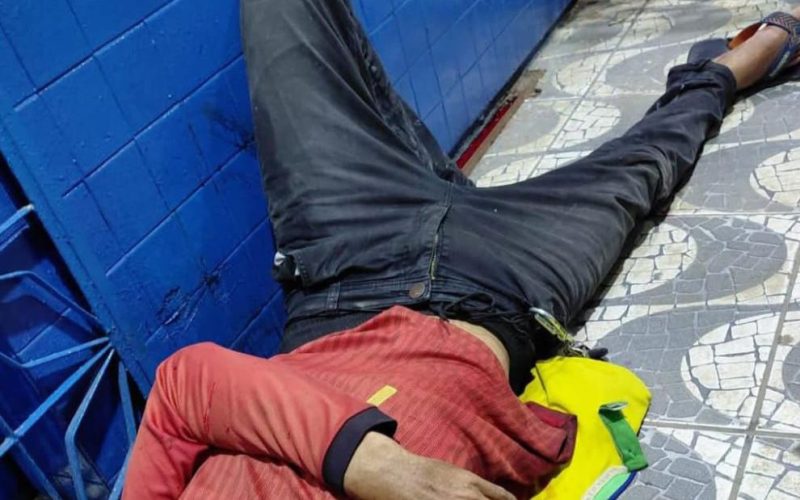 Moradores encontram homem agonizando em rua deserta ao ser esfaqueado no Amazonas