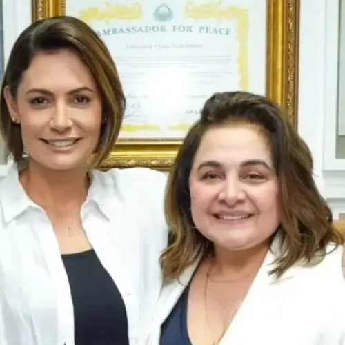 Michelle Bolsonaro deve desembarcar em Manaus para apoiar Maria do Carmo no 2º turno