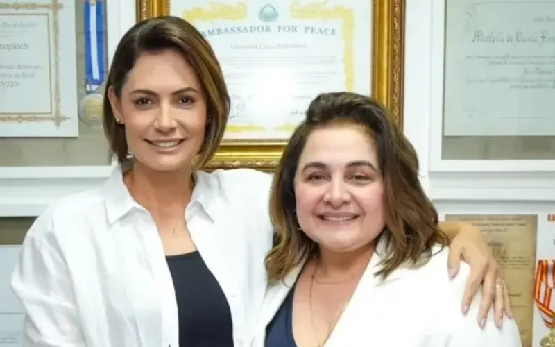 Michelle Bolsonaro deve desembarcar em Manaus para apoiar Maria do Carmo no 2º turno