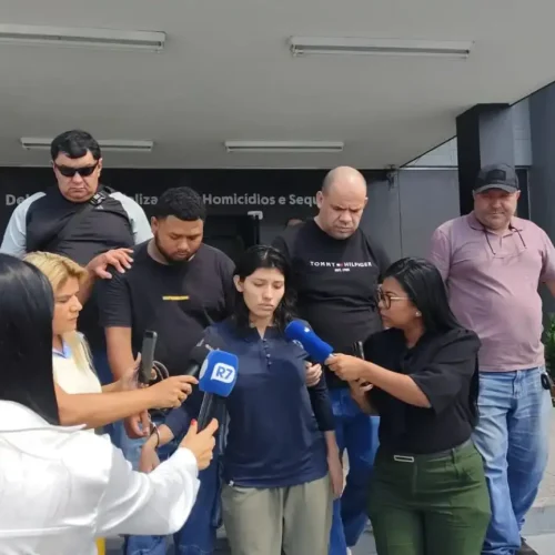 Pais de crianças mortas em incêndio são levados para audiência de custódia em Manaus