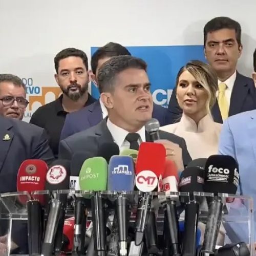 David Almeida oficializa saída da Prefeitura e passa comando a Renato Junior em cerimônia na CMM