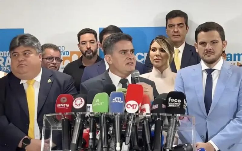 David Almeida oficializa saída da Prefeitura e passa comando a Renato Junior em cerimônia na CMM