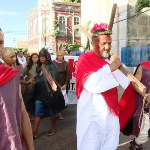 Paixão de Cristo emociona fiéis e destaca inclusão social no Centro de Manaus