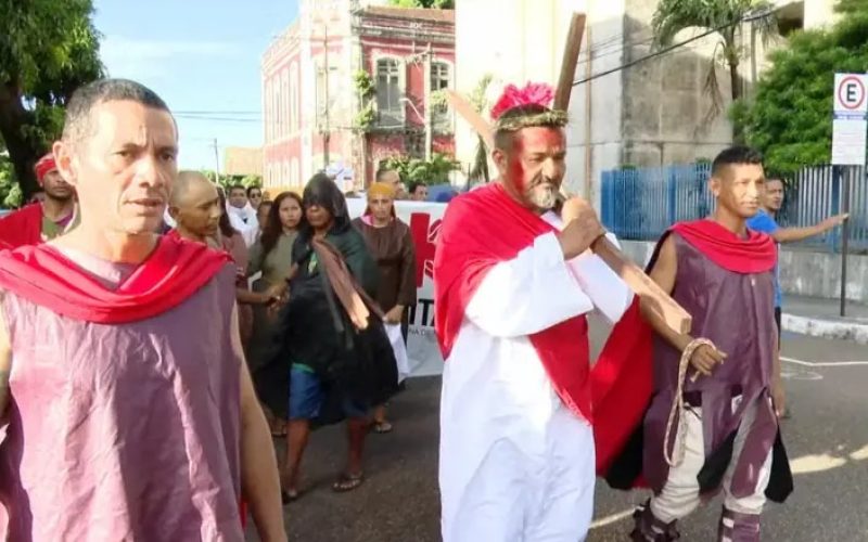 Paixão de Cristo emociona fiéis e destaca inclusão social no Centro de Manaus