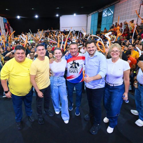 David Almeida reúne 1,3 mil pessoas, endurece discurso e leva debate sobre gestão ao centro da disputa no Amazonas