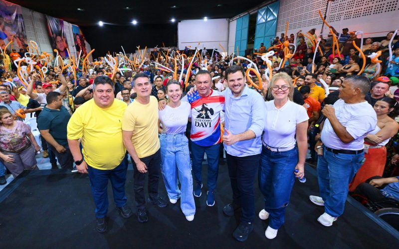 David Almeida reúne 1,3 mil pessoas, endurece discurso e leva debate sobre gestão ao centro da disputa no Amazonas