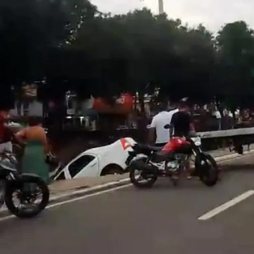 Carro despenca em igarapé da Avenida Brasil durante acidente em Manaus
