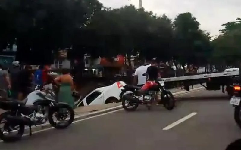 Carro despenca em igarapé da Avenida Brasil durante acidente em Manaus