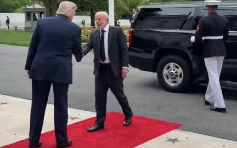 Trump recebe Lula na Casa Branca e os dois se cumprimentam