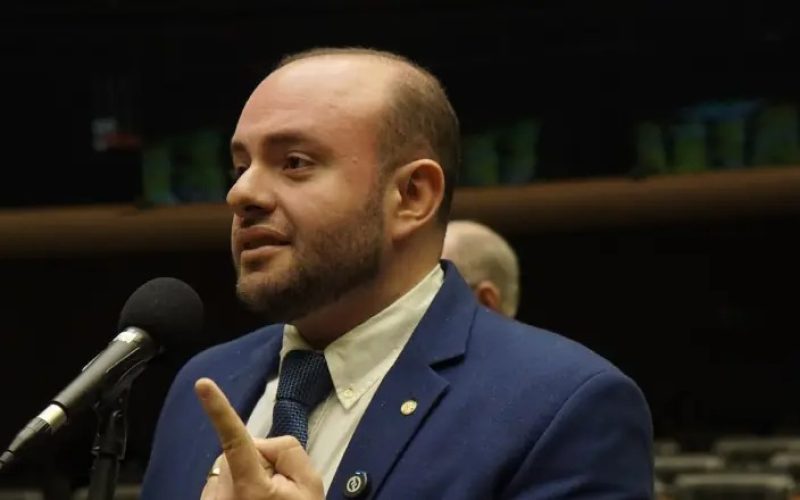Deputado Fausto Júnior rebate fake news e reafirma apoio ao fim da escala 6×1