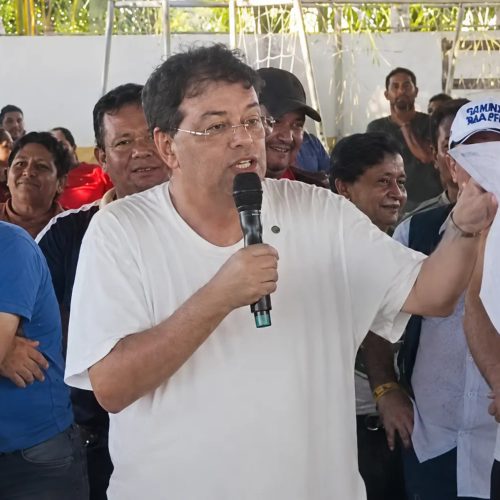 Senador Eduardo Braga “puxa a orelha” de vereador e é aplaudido pela população em Benjamin Constant
