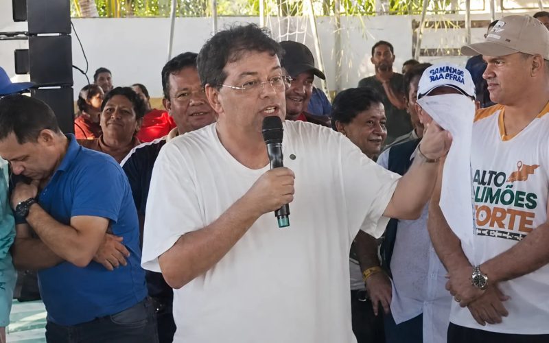 Senador Eduardo Braga “puxa a orelha” de vereador e é aplaudido pela população em Benjamin Constant