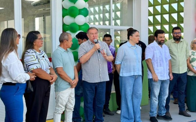 Átila Lins inaugura UBS e estádio em Santa Isabel do Rio Negro