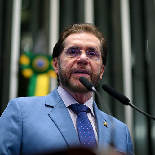 Plínio Valério pede votação da PEC que inclui o Pix na Constituição