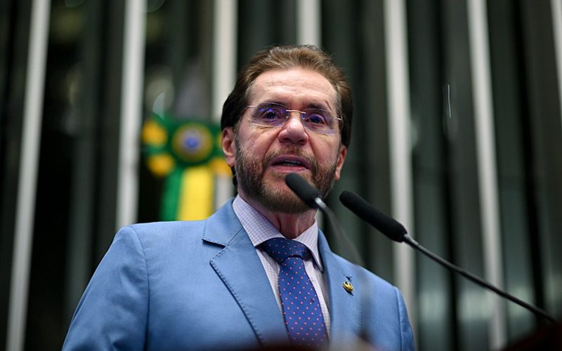Plínio Valério pede votação da PEC que inclui o Pix na Constituição
