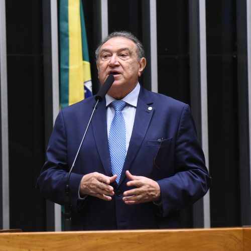 Projeto de Átila Lins em defesa das mulheres avança na Câmara
