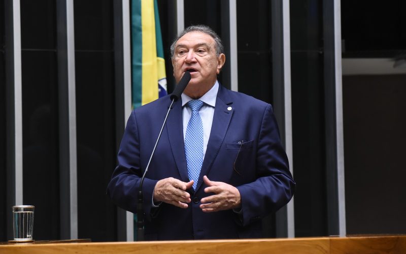 Projeto de Átila Lins em defesa das mulheres avança na Câmara