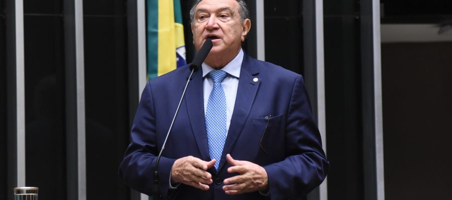 Projeto de Átila Lins em defesa das mulheres avança na Câmara
