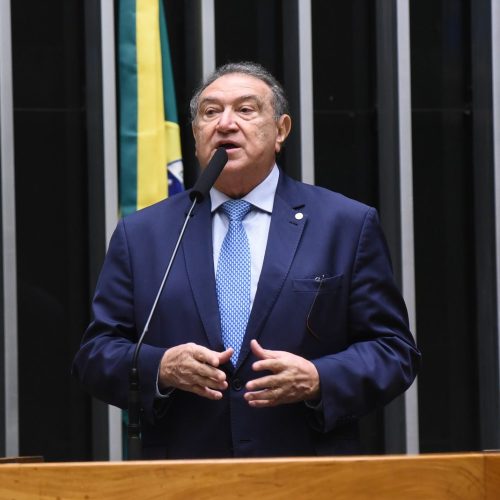 Projeto de Átila Lins em defesa das mulheres avança na Câmara