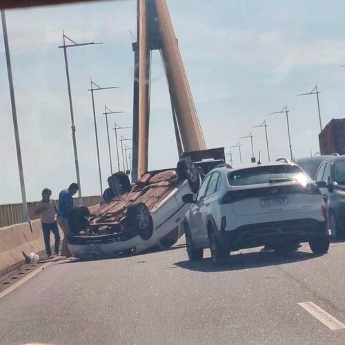 Urgente: Carro capota após acidente envolvendo dois veículos na Ponte Rio Negro em Manaus
