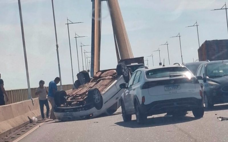 Urgente: Carro capota após acidente envolvendo dois veículos na Ponte Rio Negro em Manaus