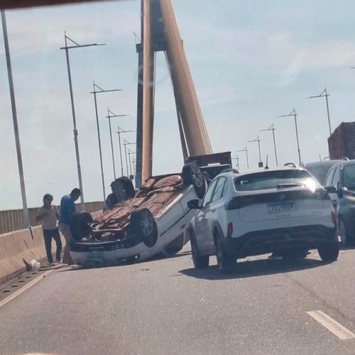 Urgente: Carro capota após acidente envolvendo dois veículos na Ponte Rio Negro em Manaus