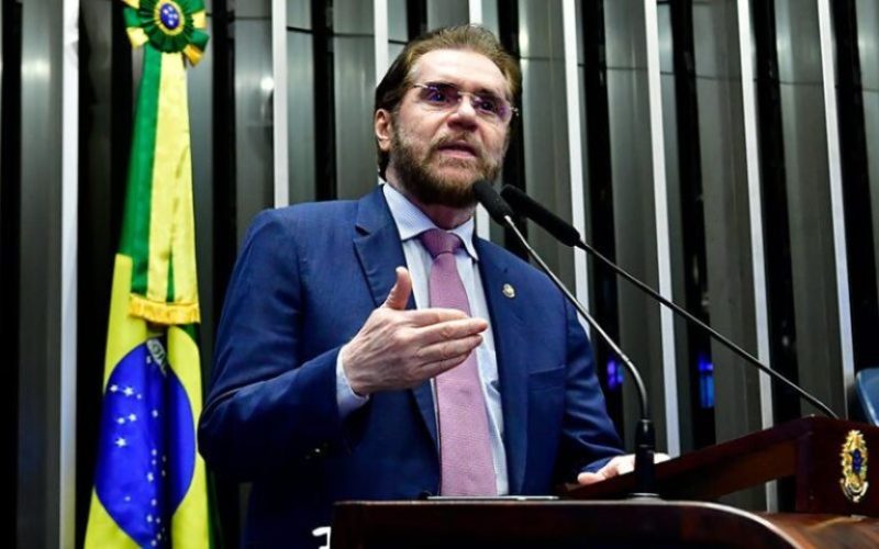Plínio Valério mira Brasília e poupa rivais do Amazonas em meio ao jogo eleitoral de 2026