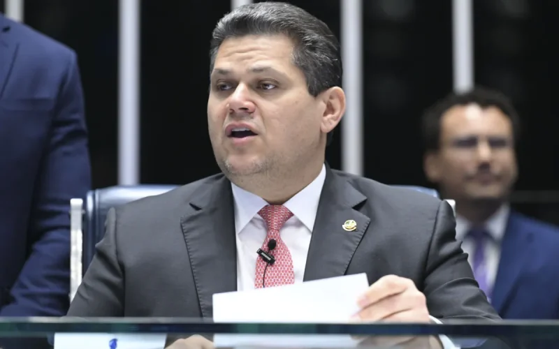 Legislativo escolheu caminho certo e não o fácil, diz Alcolumbre sobre 6×1