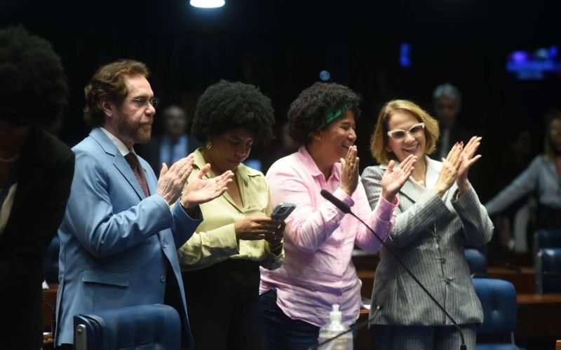 Com festa no plenário, Plínio conquista aprovação da lei de mamografia aos 40
