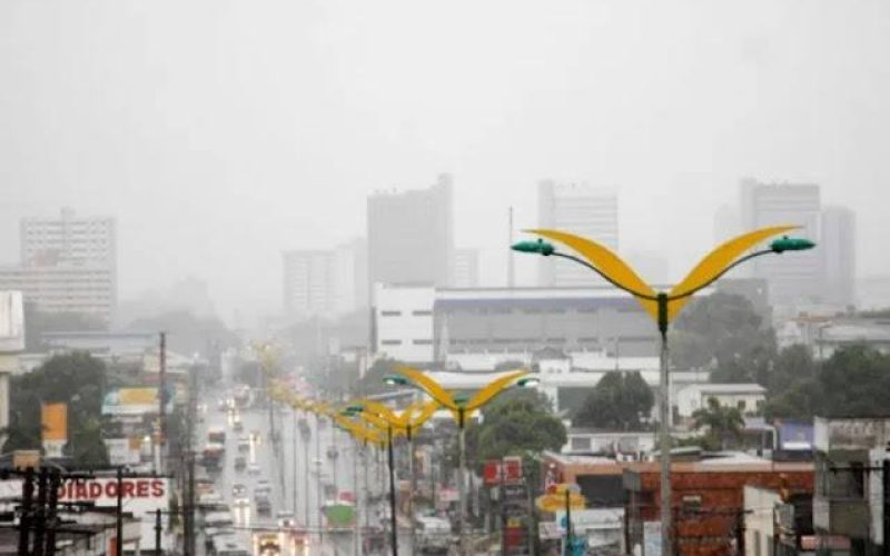 Calor não dá trégua e chuva pode surpreender amazonenses nesta terça-feira