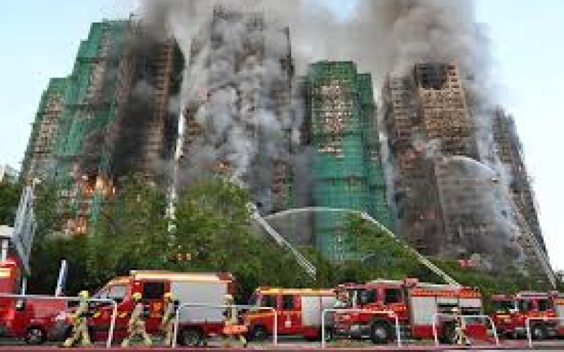 Incêndio Fatal em Hong Kong Expõe Contradição em Avaliação de Risco