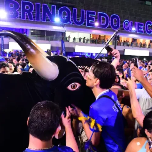 Debaixo de chuva, Sambódromo de Manaus vira arena na abertura do Bar do Boi Caprichoso