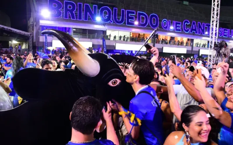 Debaixo de chuva, Sambódromo de Manaus vira arena na abertura do Bar do Boi Caprichoso