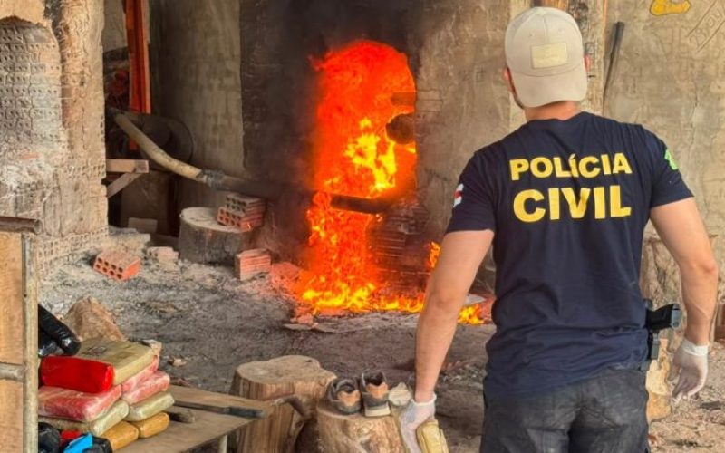 Polícia incinera 300 quilos de entorp3centes apreendidos em Jutaí