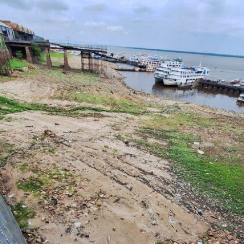 Rio Negro baixa 5,2 metros em setembro e seca pode ficar entre as três maiores da história