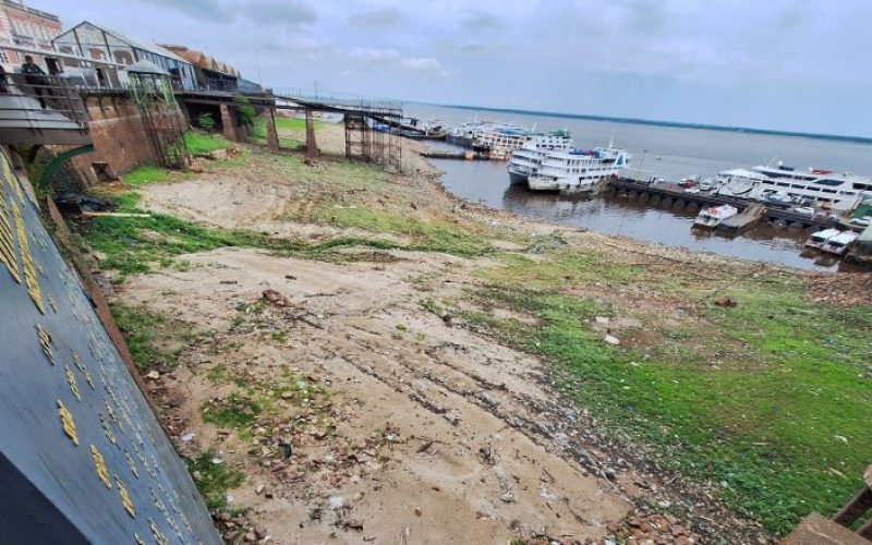 Rio Negro baixa 5,2 metros em setembro e seca pode ficar entre as três maiores da história